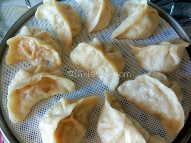 凉水上屉开火蒸25分钟关火，过5分钟掀盖起锅
