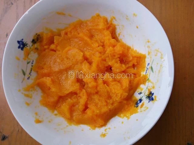 蒸熟的南瓜用勺子撵成泥，加入3勺白糖搅拌均匀（依据个人喜好添加白糖）