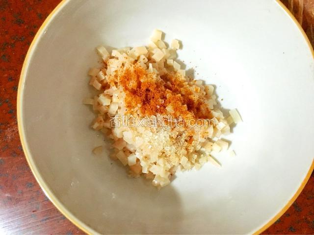 本来是要用料理机搅拌成泥状的，谁知道坏了呀，我在这里是切成小粒放入胡椒粉、辣椒粉、白糖拌匀，最后放入玉米淀粉搅拌