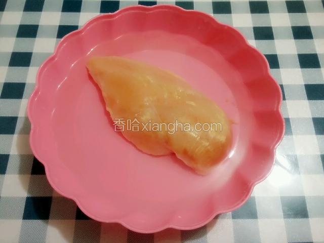 鸡脯肉冷水浸泡解冻去腥；