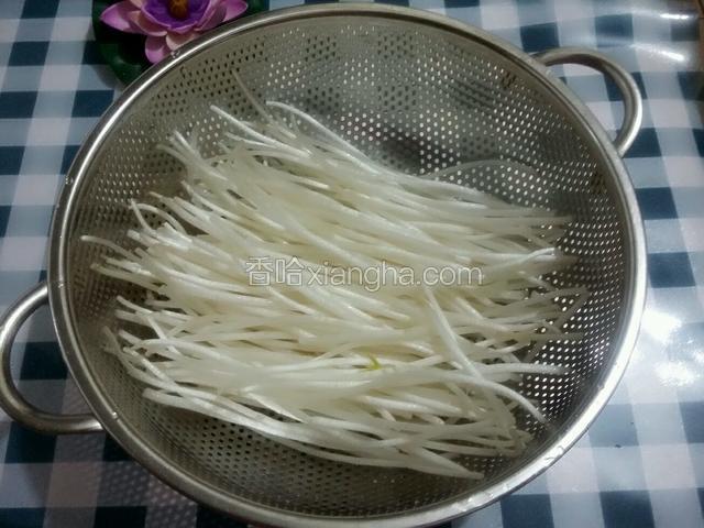 绿豆芽掐头尾洗净控水备用；