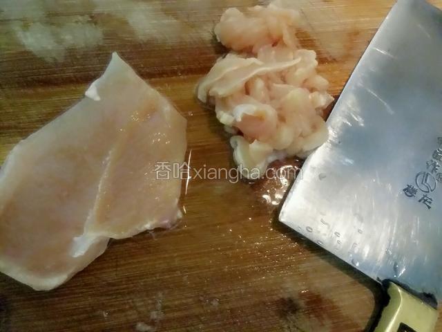 鸡脯肉解冻后先片薄再切丝；