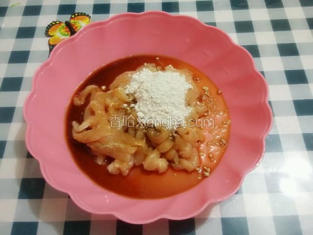 鸡丝加生抽、料酒、胡椒粉、淀粉一起拌匀，腌制10分钟；