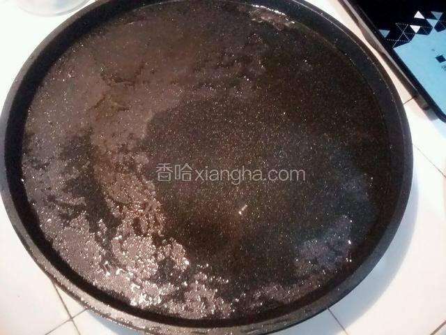 锅内倒油，我的不粘锅有点粘锅了，所以用电饼档；