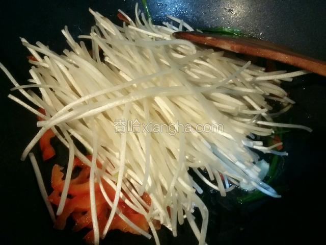 倒入绿豆芽翻炒，喷点醋；