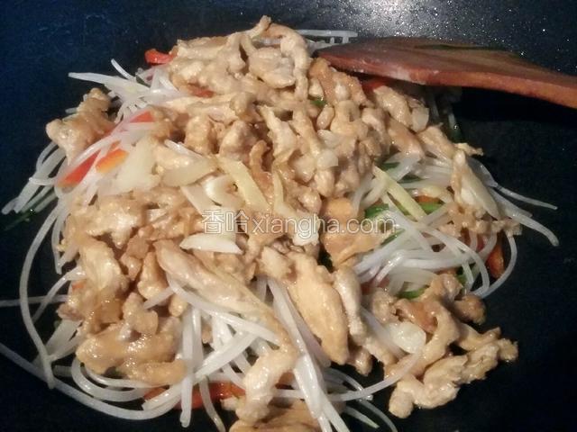 炒至豆芽变软，加鸡丝一起翻炒；