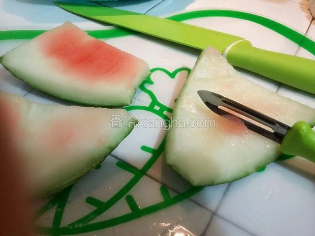 用刨刀把西瓜皮去掉红瓤，也可以留一点红瓤，点缀一下更好看；