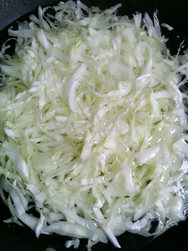 
锅内加水烧开倒入卷心菜掉水去生