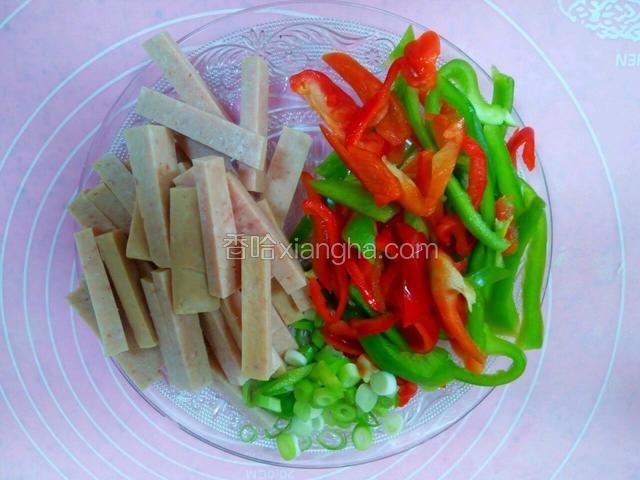 彩椒切丝，午餐肉切条，葱切成葱花