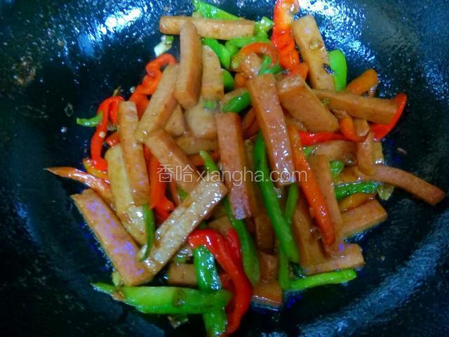 出锅前倒入少量蚝油翻炒，翻炒均匀关火出锅