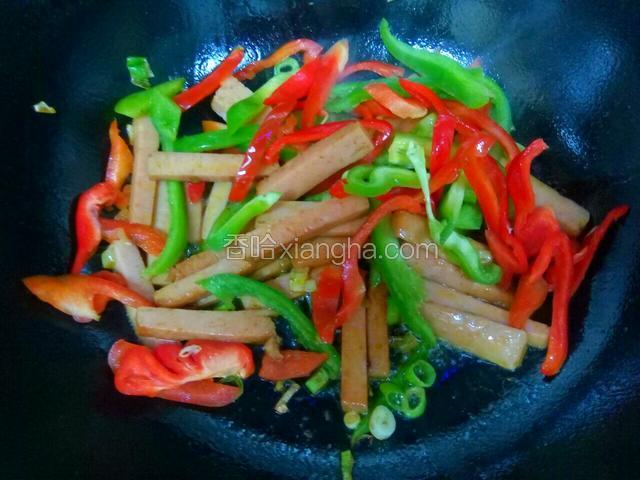 再加入彩椒丝，加入盐，生抽，十八味翻炒