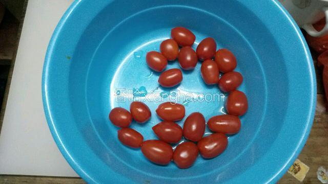 圣女果摘掉蒂，洗净待用