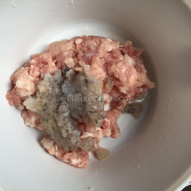 虾仁剁碎和猪肉拌均
