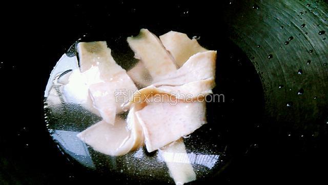 肉皮洗干净，锅里给水大火煮开。捞出来沥干水。