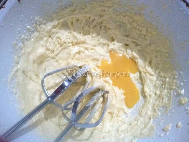 打发后在加入鸡蛋液，分三次加入鸡蛋液，每加一次需要用电动打蛋器打至蛋油融合后放可再次加入