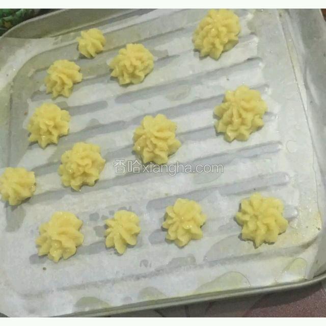 然后在装入裱花袋挤出自己喜欢的形状
