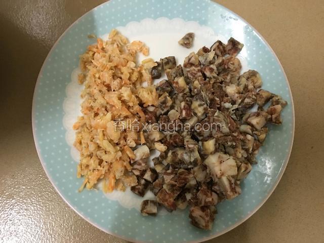 把虾米洗净剁碎猪肉肠切成小丁块（自己做的猪肉肠）