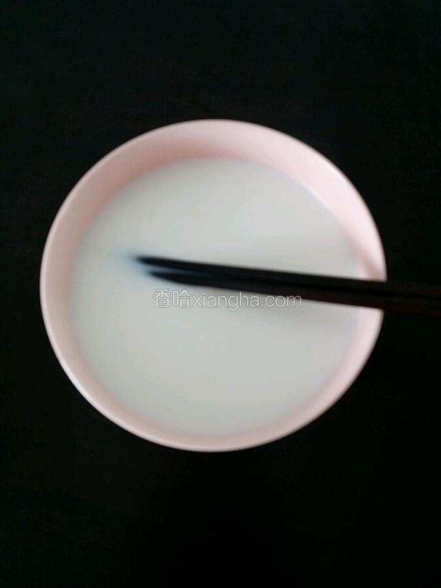 倒入适量的开水冲泡好，用筷子搅拌至无颗粒状