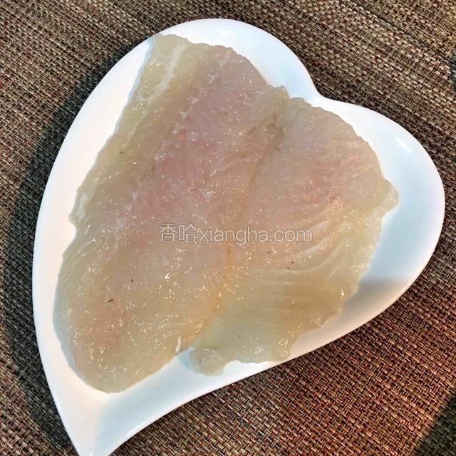 将腌好的鱼块去掉多余的水分和生姜，表面水分用厨房纸擦干。