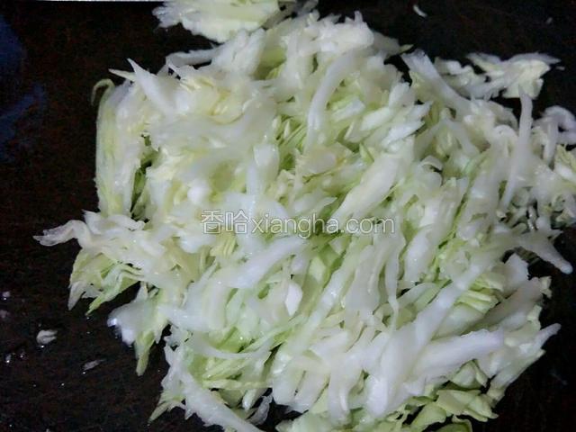 卷心菜切细条，