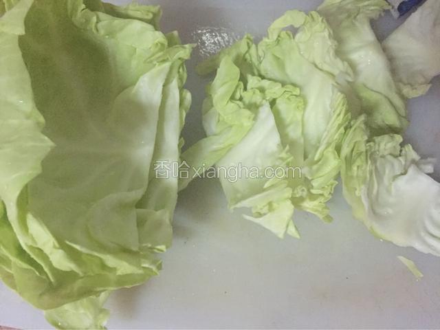 将白色的硬根切掉，然后洗净备用