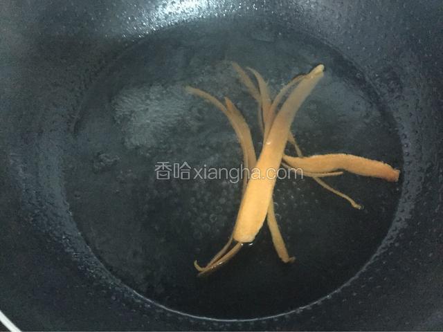然后放入胡萝卜条焯水捞出备用