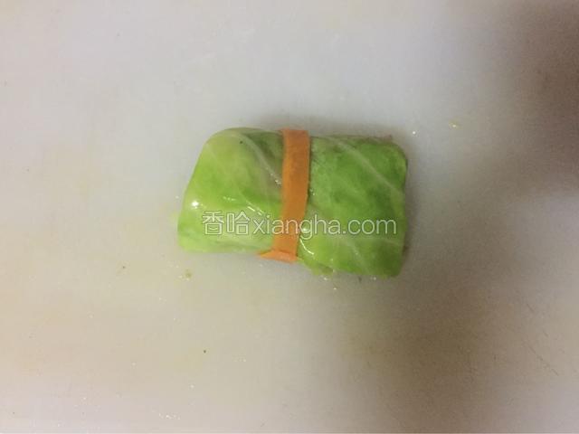 取一条胡萝卜往中间围一圈，小心点，免得胡萝卜断了（也可以不下胡萝卜）
