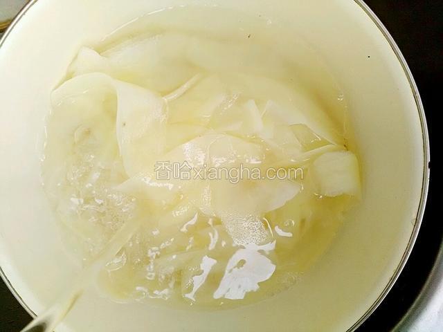 在用冷水冲洗