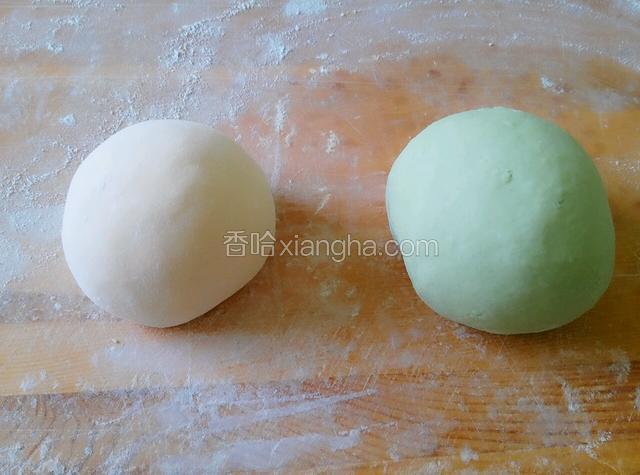 用胡萝卜汁，菠菜汁和白面分别和成两个面团，醒10分钟