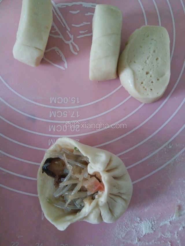 放入萝卜粉条肉馅包包子。
