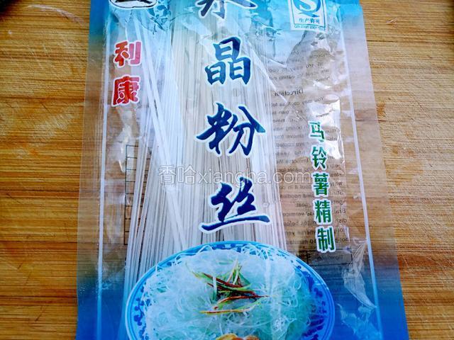 粉条锅中烧开水焯5分钟后过凉水捞出沥干水分备用