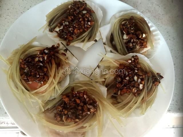 肉上摆上粉丝，粉丝上用勺摆上蒜蓉。
