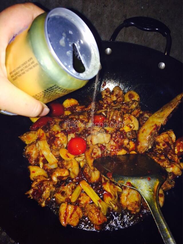 倒入啤酒。