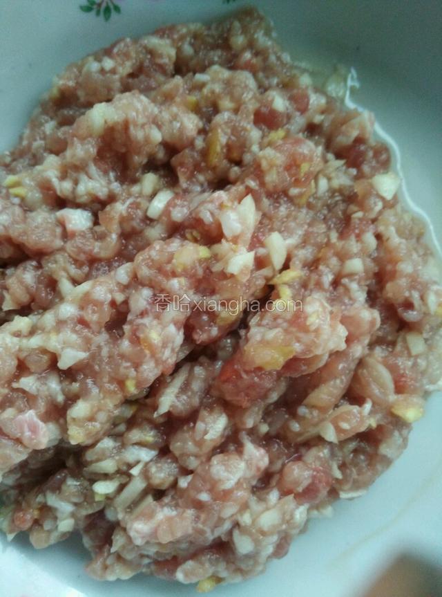姜蒜剁蓉拌入肉里。