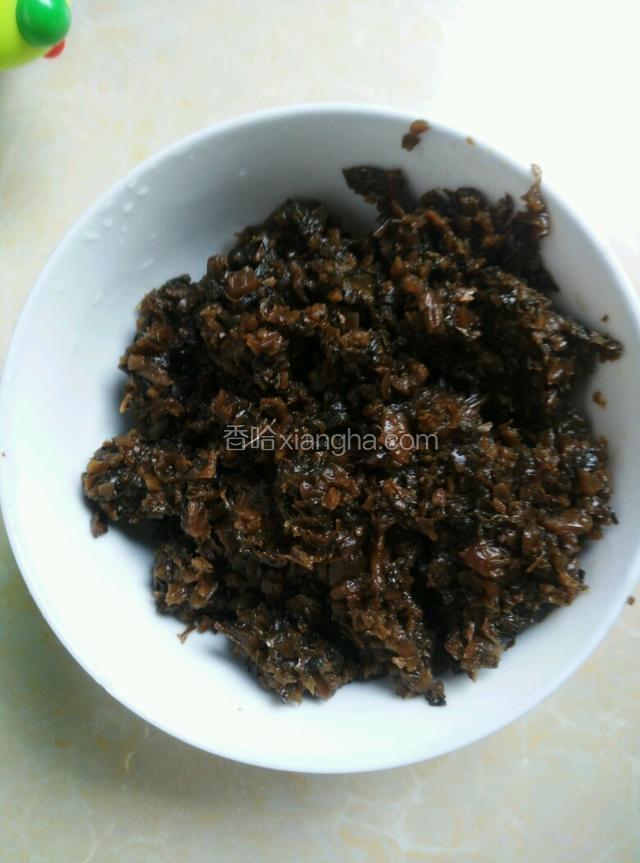 准备芽菜一小碗备用。