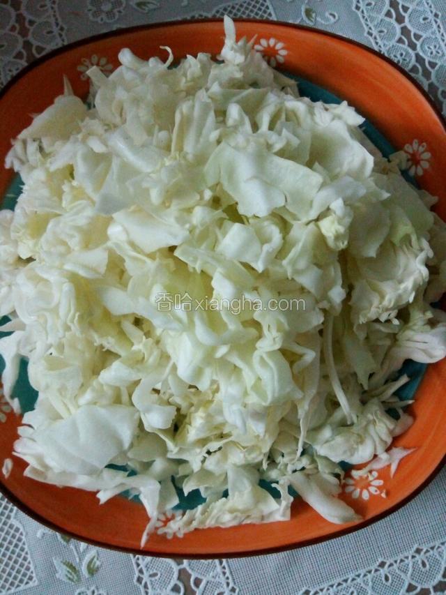 准备包子馅，卷心菜洗净切细，锅里油烧热，加姜末，蒜末爆香大火快炒卷心菜，让卷心菜变软盛出备用。