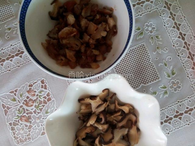 香菇泡发好，切碎，五花肉切小丁，小火慢慢煸香煸熟五花肉丁，当五花肉出很多有，散发香味，盛出备用。