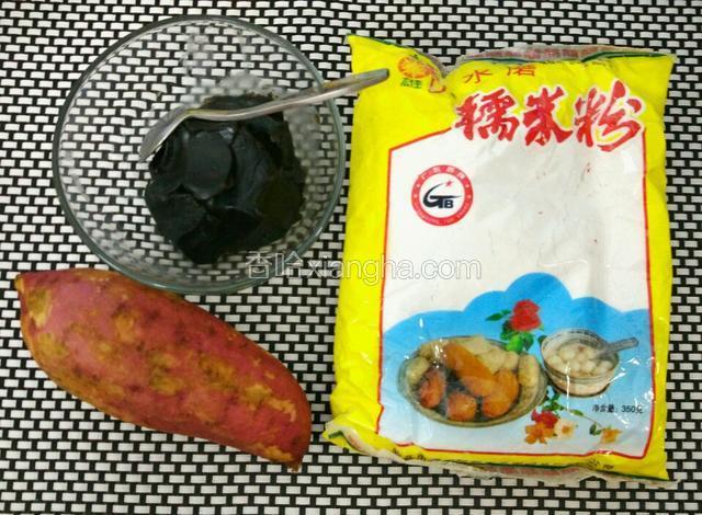 准备所用食材，主料：红薯，糯米粉，芝麻馅。另外准备点牛奶，牛奶我没拍进来