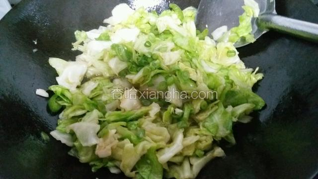 热锅凉油放入姜蒜尖椒炒出香味
再放入腌制好的菜，炒制断生再
加入高汤炒至2分钟放入葱花