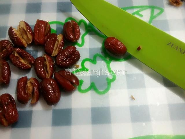 泡好的红枣滚刀去核，底部一层皮不要切断；
