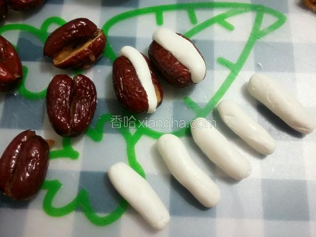 糯米团搓和红枣差不多长的条，夹入去核红枣中，用手再捏一捏；