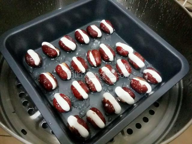 上蒸锅蒸10分钟；