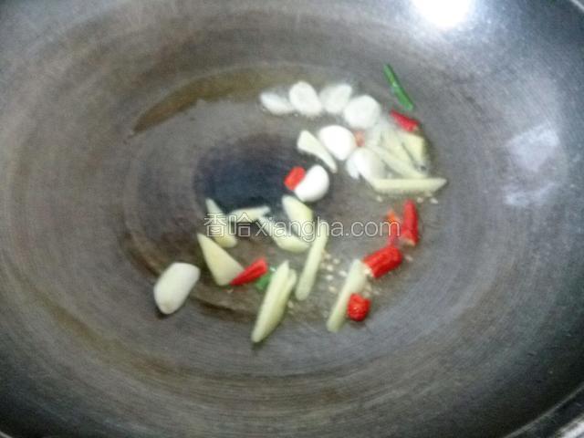 爆香姜蒜辣椒