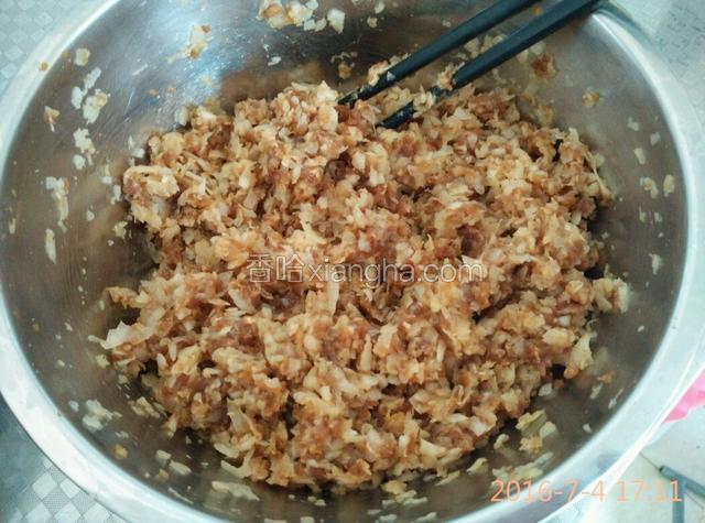 将肉馅倒入萝卜碎盆中，顺时针搅拌均匀
