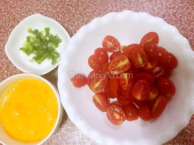 鸡蛋打散备用，圣女果对半切，葱切葱花