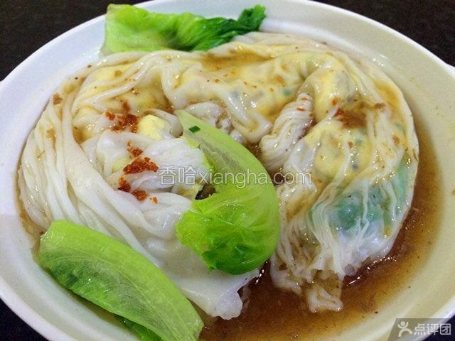 每三分钟一条肠粉出炉，完成一碟后最后加上秘制酱油
