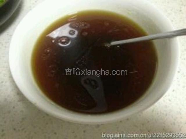 

混合用小锅烧开后关火待用，如果没有香菇粉可用香菇代替，搅拌均匀放置一边待用
。