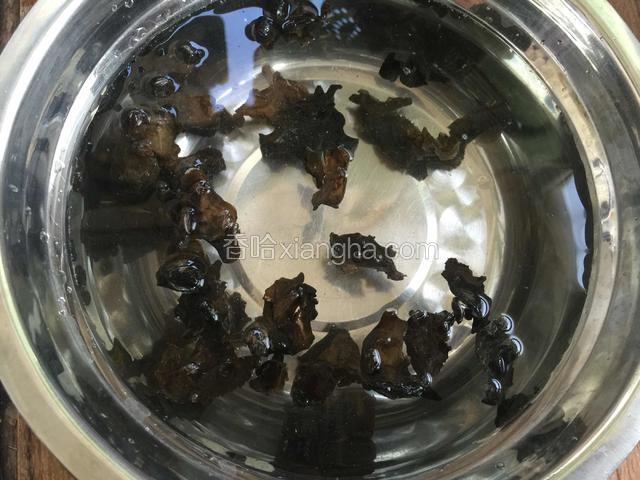 抓一小把木耳用清水泡发。
