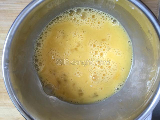 鸡蛋打入碗中用筷子打散备用。