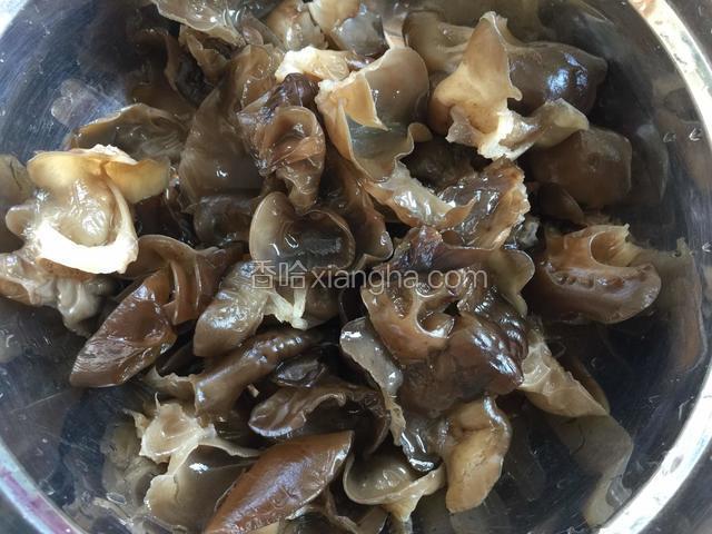 木耳泡好后洗干净杂质，把木耳根部的脏东西去除。